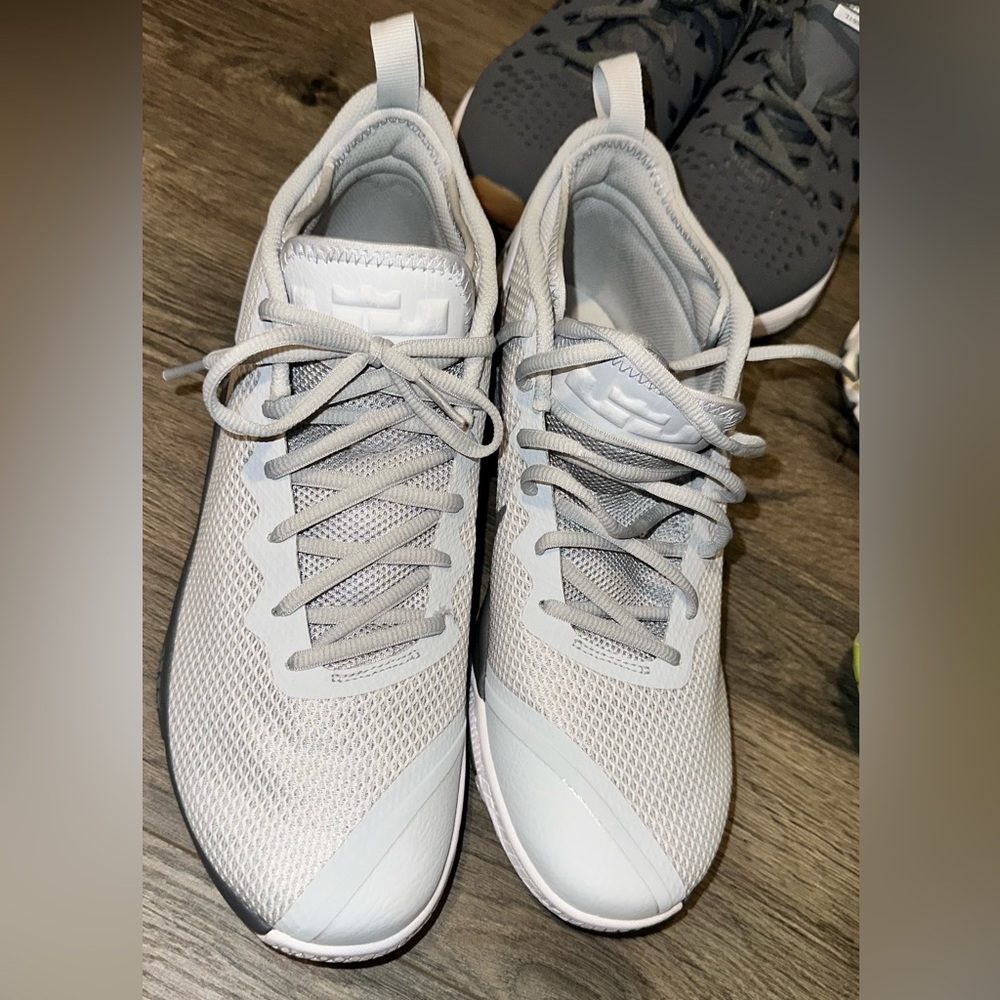 Nike Men's Light Gray Athletic Shoes